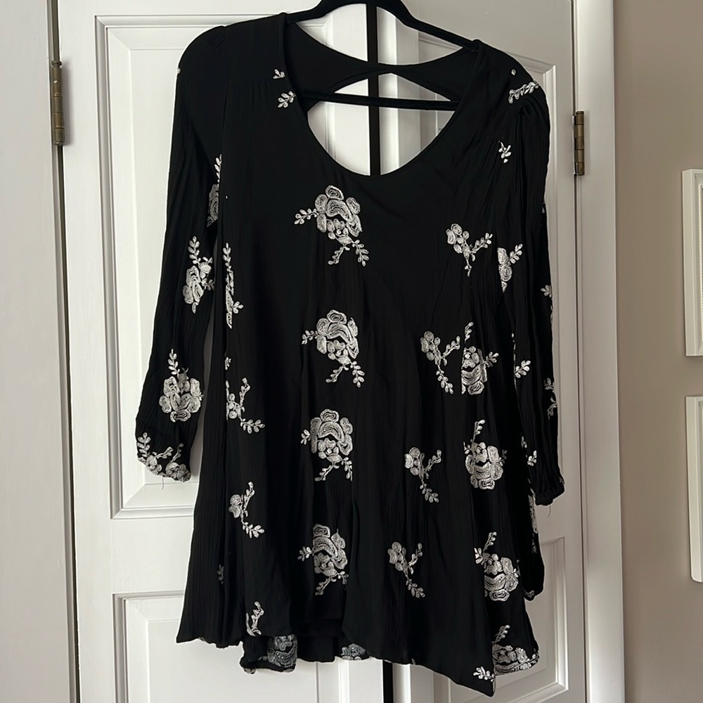 Altar’d State Black Embroidered Floral Peasant Blouse Size Small